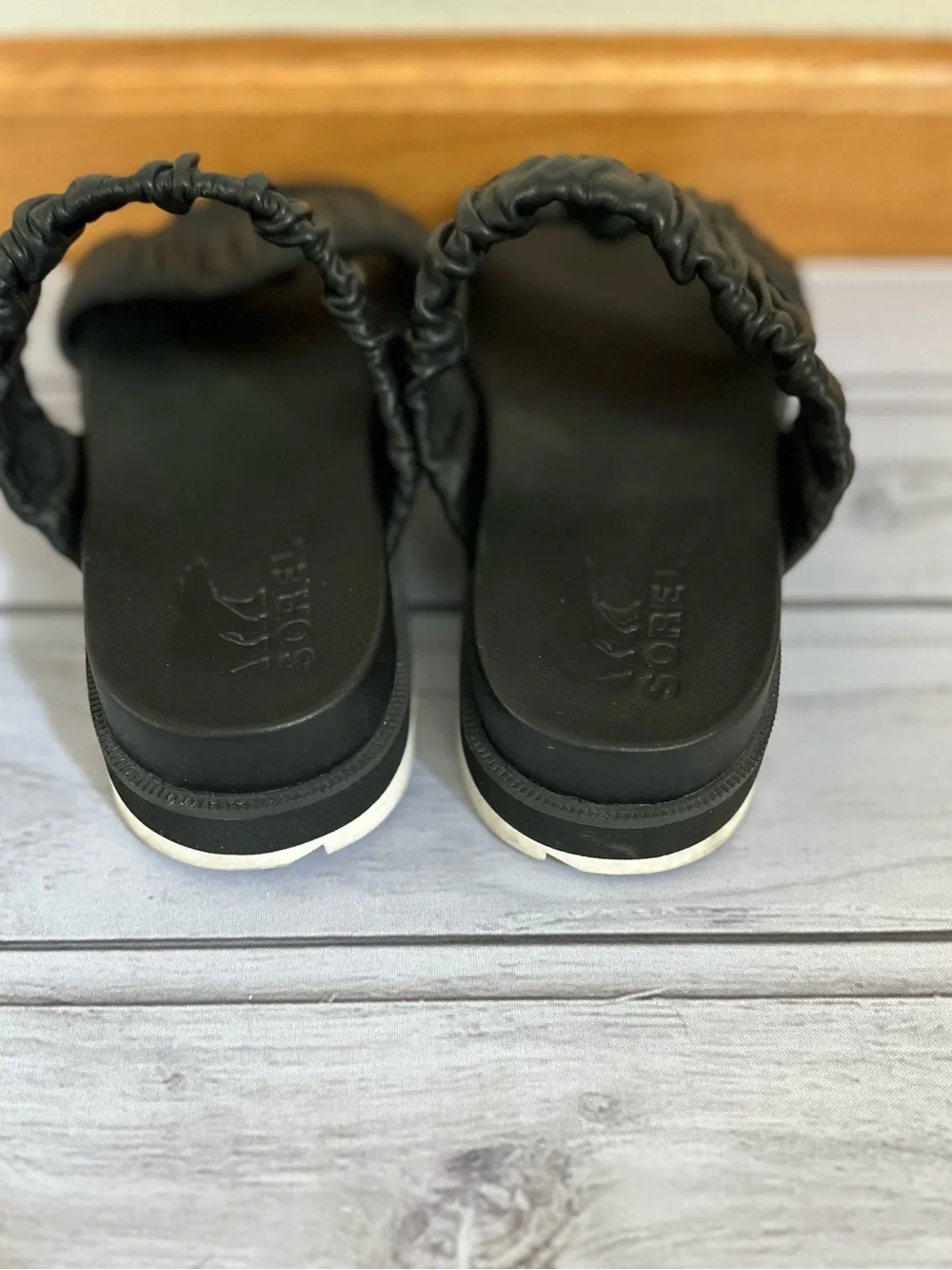 Women’s Sorel black Roaming 2 ruched strap slip on slide sandal. Size 7.5